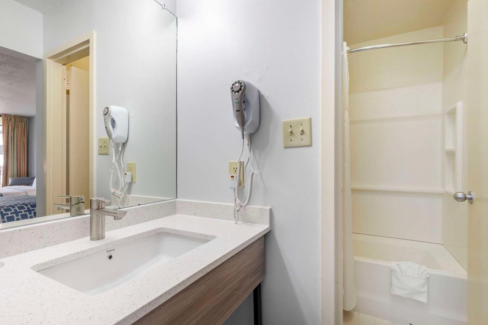 Suburban Studios Tysons Corner 빈 외부 사진